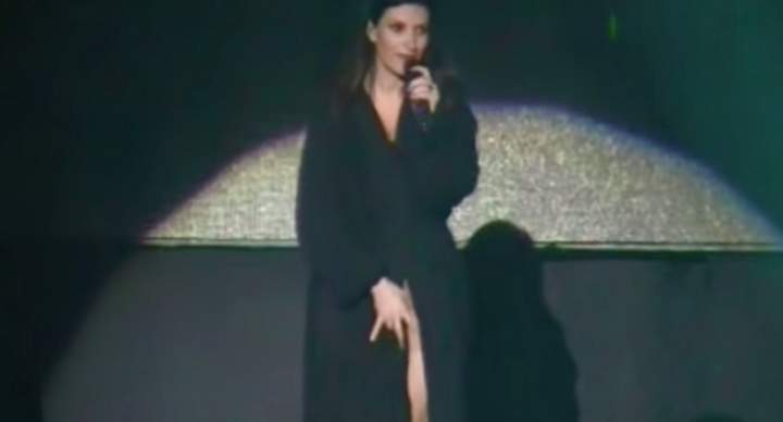 Laura Pausini dejó a la vista del público su parte íntima debido a que el atuendo que traía se le movió sin querer. (YouTube)