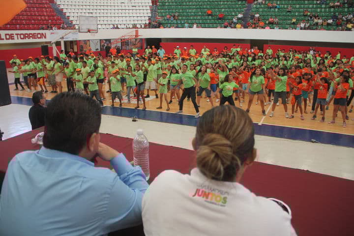 Las autoridades presenciaron las rutinas presentadas por niños y jóvenes.