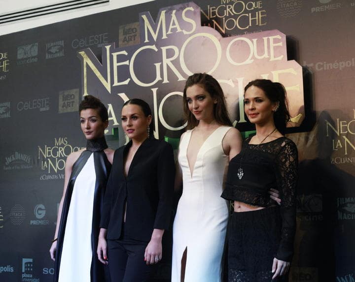 Las protagonistas del filme, acapararon la atención de periodistas y curiosos al recorrer la 'Alfombra Negra' en un cine del sur de Ciudad de México. (Notimex)