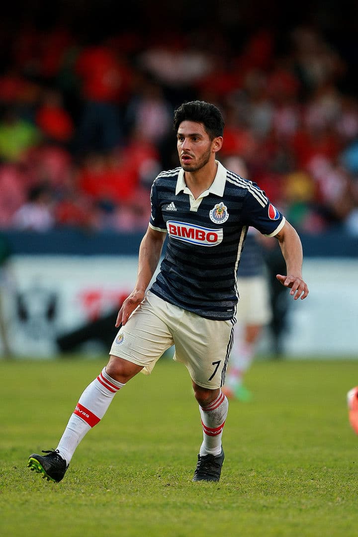 Hay alarma en el equipo de Chivas por la lesión de su delantero. Rafael Márquez Lugo sería operado