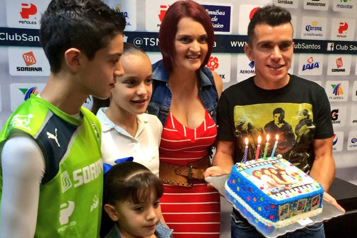 La familia de Juan Pablo Rodríguez lo sorprendió al término del entrenamiento con un pastel para celebrar su cumpleaños. (Foto cortesía del Club Santos)