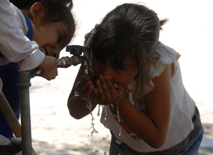 Consumo. El agua potable que se distribuye en Durango no tiene niveles 'dañinos' de flúor y arsénico para la población, afirman las autoridades.