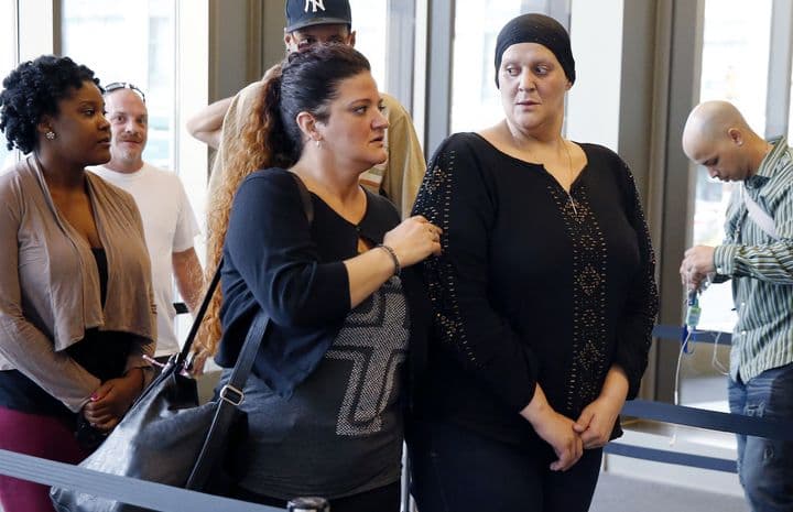 Tanya Singleton (der.) se declaró culpable por rehusar testificar ante un jurado de investigación, aunque le habían otorgado inmunidad. Prima de Aaron Hernández se declara culpable de desacato