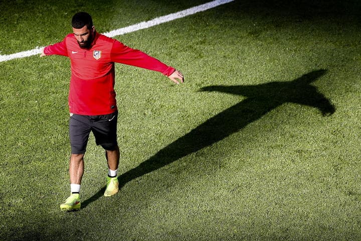 Turan fue sometido a las pruebas médicas correspondientes que confirmaron la lesión muscular del jugador que comenzará un proceso de rehabilitación. (Archivo)