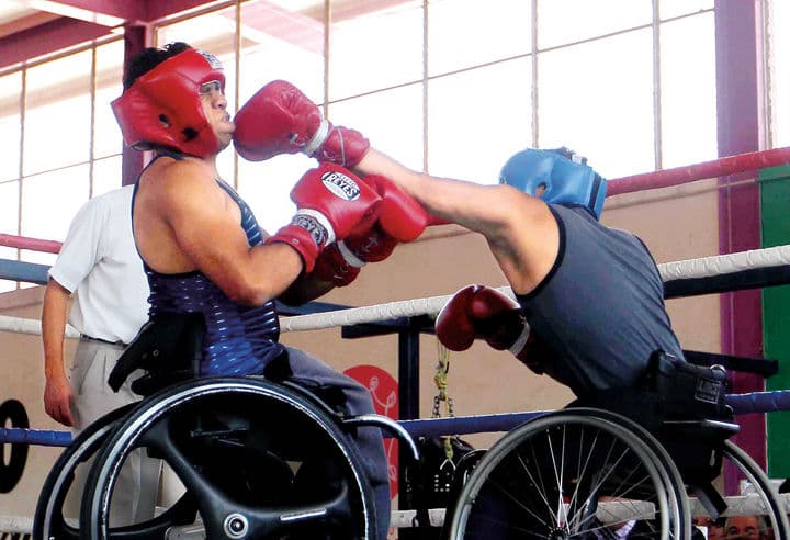 Golpes lo fortalecen. Aunque las piernas no les funcionan, los brazos tienen ese toque de agilidad que todo pugilista anhela.