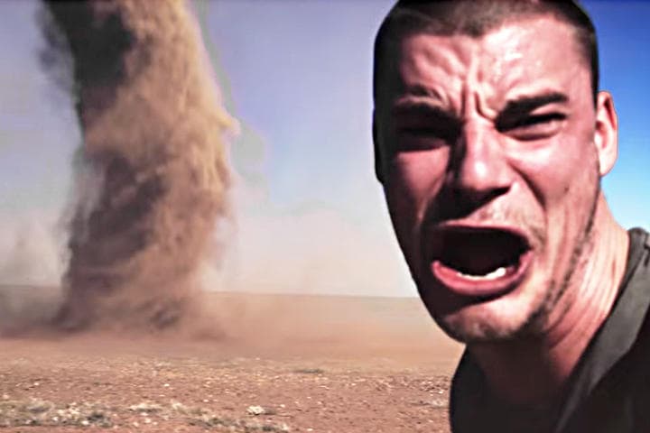 El chico inexplicablemente busca tomarse el 'selfie' sin importar el peligro que esto representaba. (YouTube)