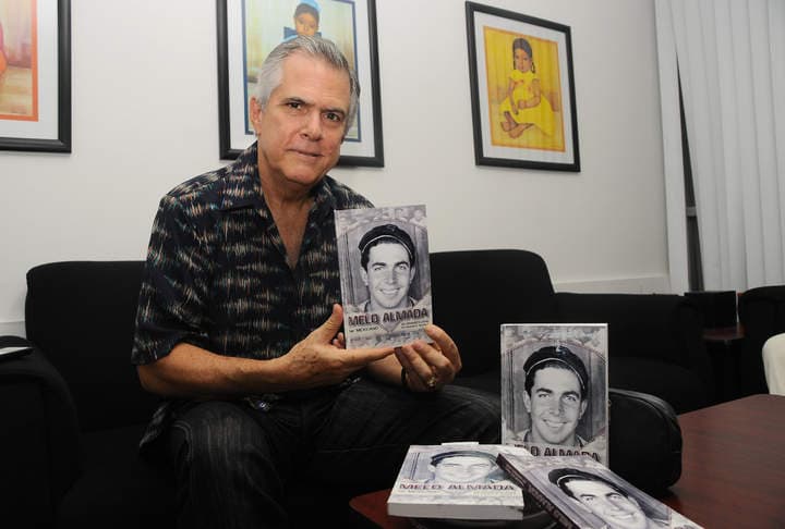 El cronista Eduardo Almada, hijo de Baldomero ‘Melo’ Almada, presenta en esta ciudad el libro biográfico de su padre, quien fuera el primer pelotero nacido en México que jugó en las Ligas Mayores. (Fotografía de Jesús Galindo)