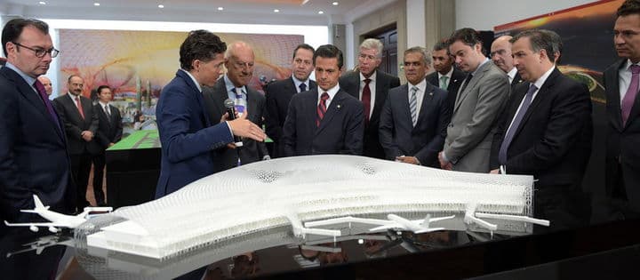 Detalles. Fernando Romero, ganador de la licitación para construir la terminal, explica la maqueta.