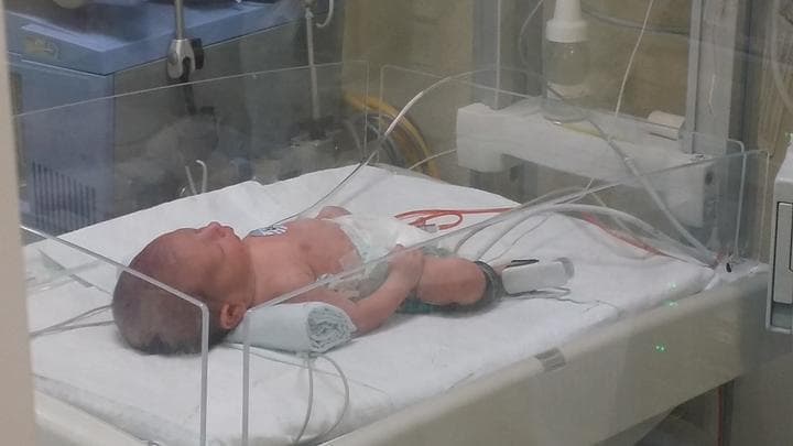 Se trata de un varoncito de 2700 gramos, mide 47 centímetros y corresponde a 38 semanas de gestación, lo que lo hace un bebé normal pues llegó al término de su gestación. (EL SIGLO DE TORREÓN)