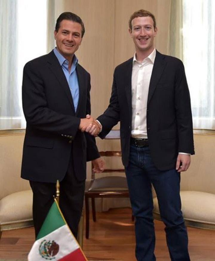 Estoy emocionado en ver el trabajo que podamos hacer juntos, escribió el fundador de Facebook sobre la imagen. (Facebook)