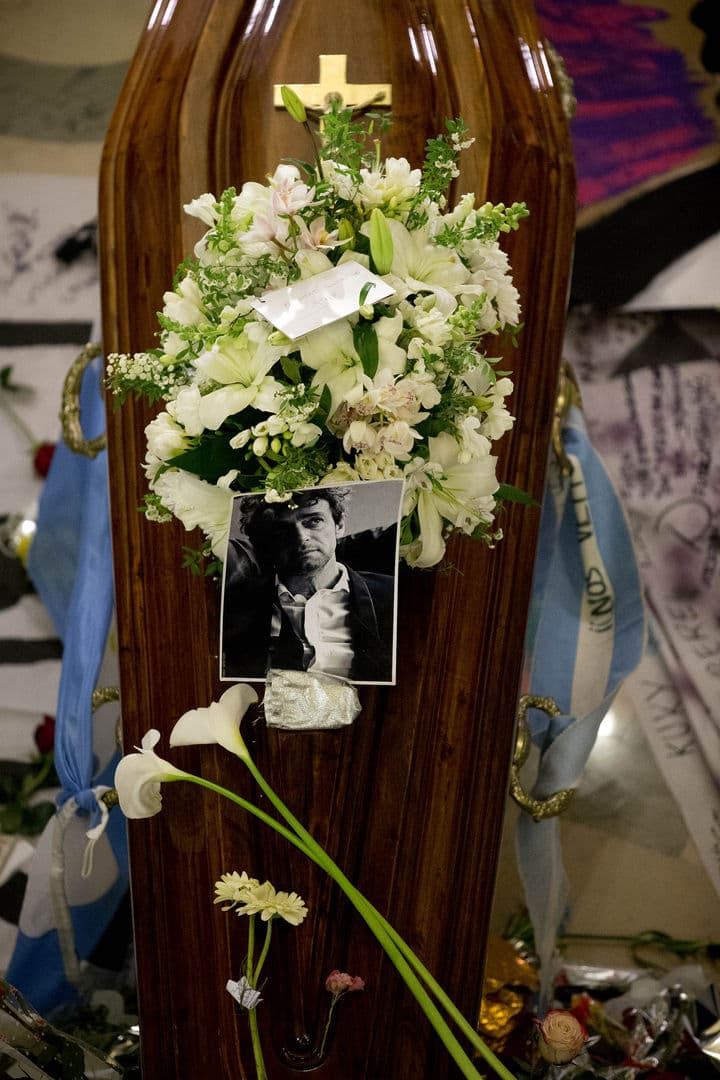 Funeral. Los restos del reconocido músico fueron velados cerca de unas 15 horas en la Legislatura capitalina de Buenos Aires.