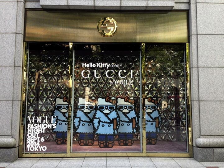 Frida Giannini, la directora creativa de Gucci, ha dibujado a Kitty con sus últimos modelos. (EFE)