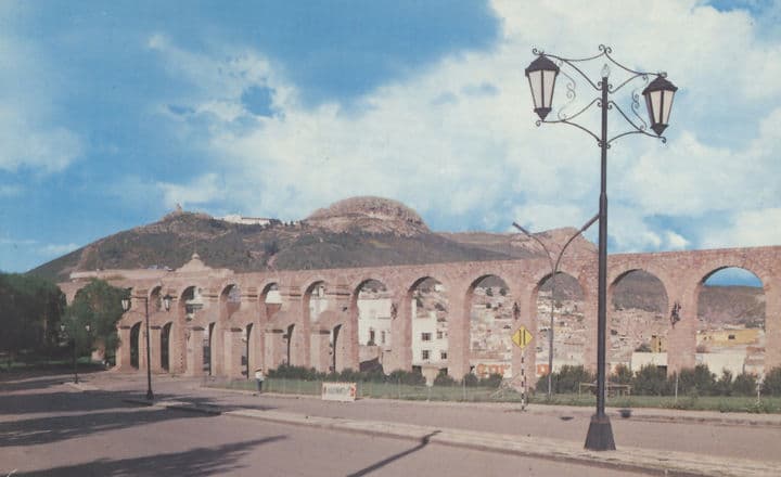 Panorámica de Zacatecas: El acueducto y al fondo el Crestón de la Bufa, lugares recorridos por el Dr. Samuel Silva de León, en su juventud.