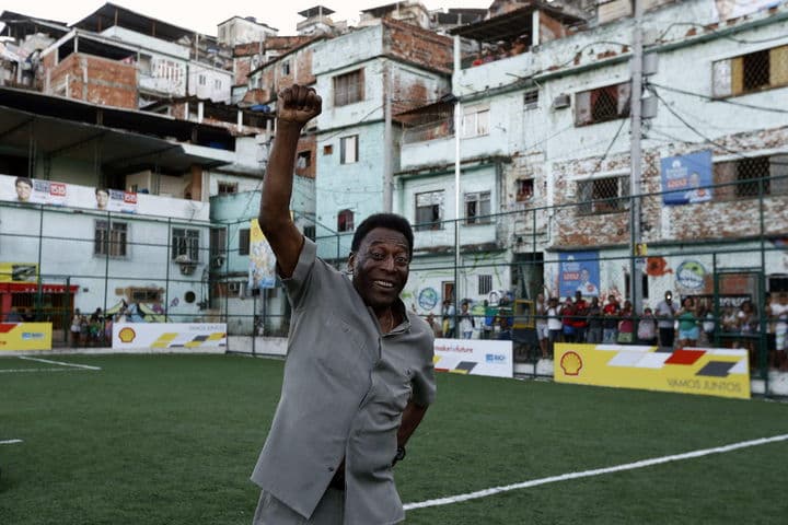 El exjugador brasileño Pelé saluda en la favela Morro da Mineira. Pelé inaugura cancha que se autoilumina