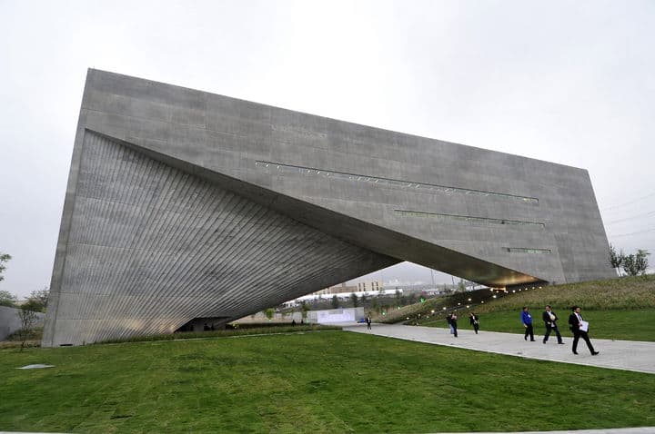 Imponente. TadaoAndo, quien inauguró en 2013 La Puerta de la Creación, en Monterrey, está por terminar otra obra en Oaxaca.