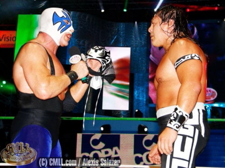 Al final del combate Último Guerrero mostró su rostro y dijo llamarse José Gutiérrez Hernández, el gladiador lagunero recibió la ovación de todos los asistentes al festejo del 81 Aniversario del CMLL. (Cortesía CMLL)