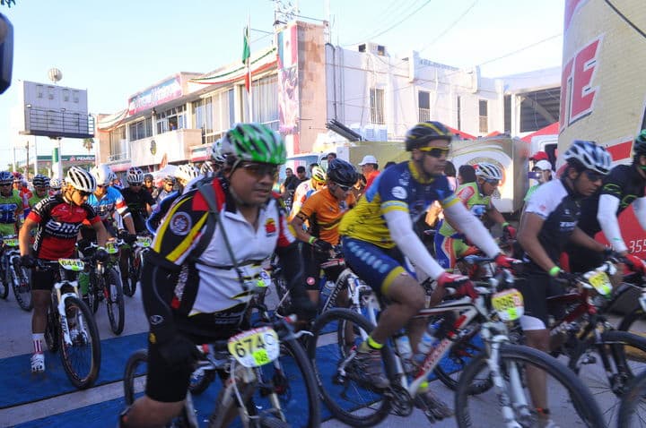 Los participantes en la exhaustiva prueba de ciclismo de montaña dieron su máximo esfuerzo por colocarse en los primeros lugares. (Cortesía)