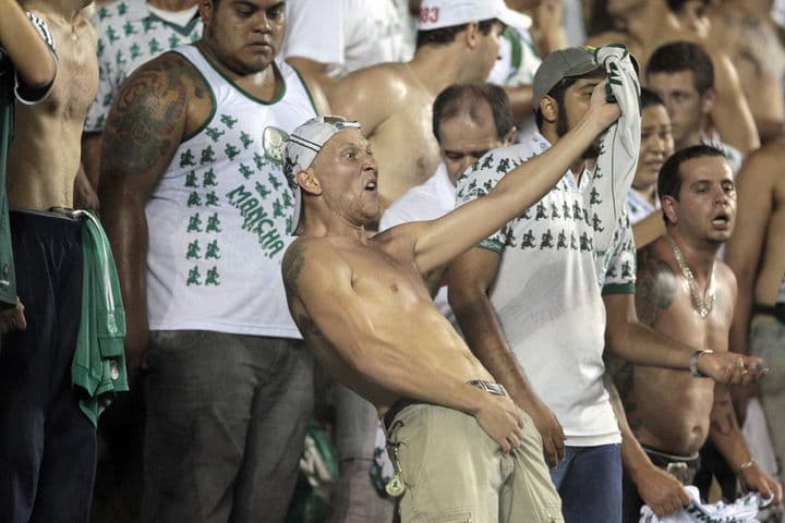 La afición del Palmeiras está muy molesta por el rendimiento del equipo. Afición apedrea autobús del Palmeiras