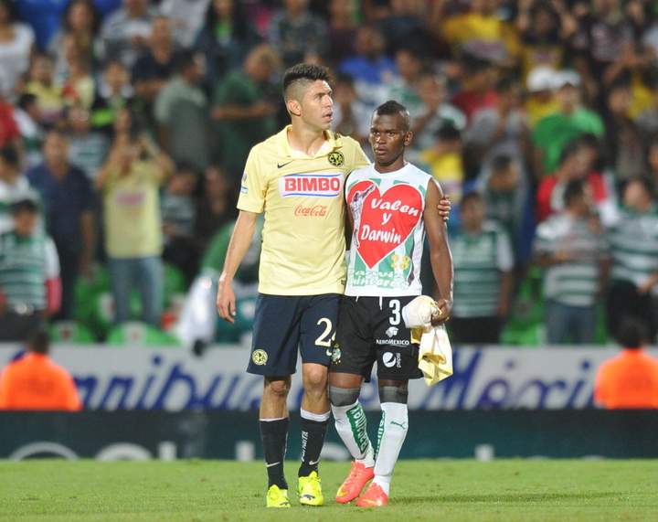 Al finalizar el encuentro, Oribe Peralta dio un abrazo a Darwin Quintero tratando de consolarlo tras la derrota. (Jesús Galindo)