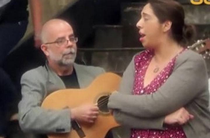Sorprende. La cantante y actriz cantó en el pasillo de la correspondencia de la estación Tacubaya en el STC Metro del DF.