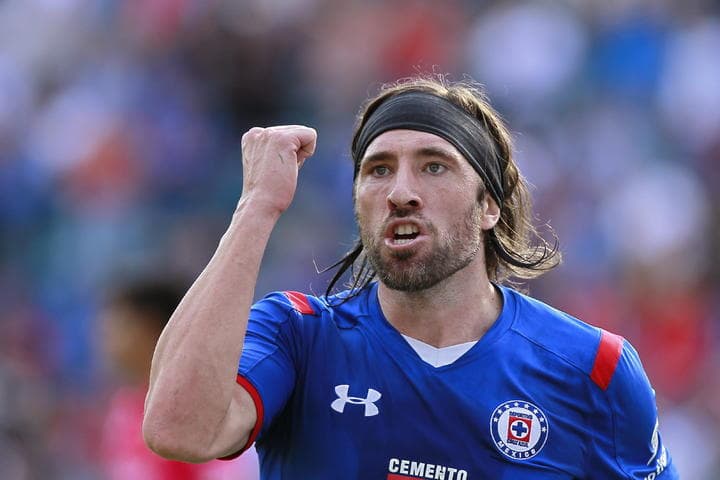 El argentino Mariano Pavone hizo su primer gol de todo este semestre, al imponerse los “celestes” 1-0 a la “fiera” en el estadio Azul. (EFE)