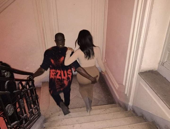 Mientras que Kim recarga su brazo izquierdo sobre el hombro derecho de Kanye, el rapero posa su mano derecha en el trasero de Kardashian, quien portaba una ajustada falda color carne. (Instagram)