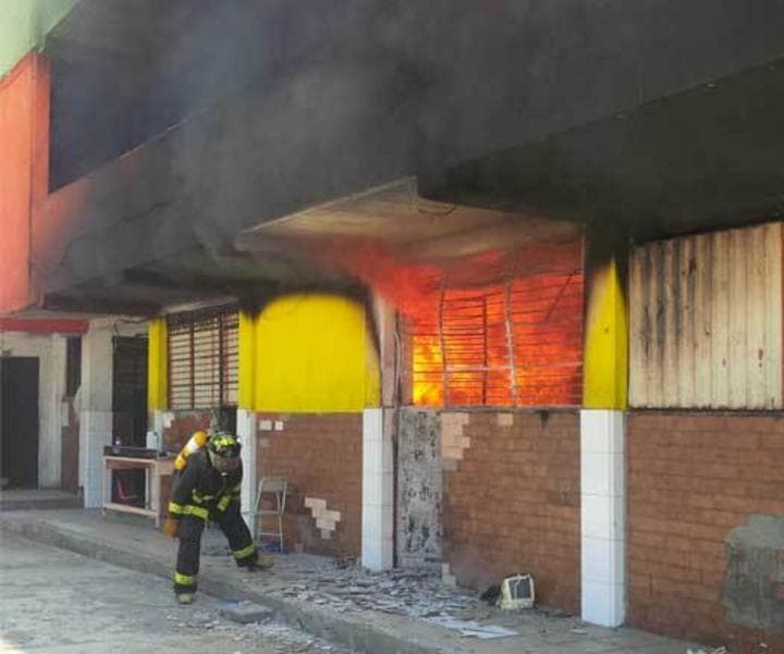Un fuerte incendio se registró en el albergue La Gran Familia, en Zamora, Michoacán, cerrado por presuntos abusos contra menores. (Twitter)
