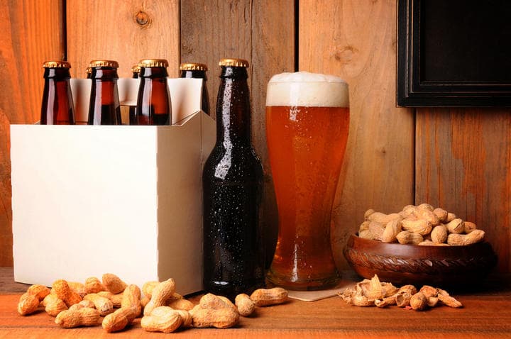 Los cacahuates, los pistaches e incluso algunos alimentos como las papas fritas causan deshidratación en el organismo, situación que buscará erradicarse bebiendo más alcohol y poniéndose en riesgo. (ARCHIVO)
