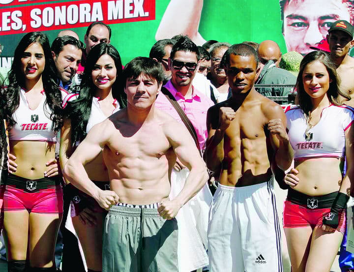 Jorge en la prueba de pesaje con el brasileño Aldimar Silva Santos, pelea celebrada en marzo, una de las últimas del mexicano.