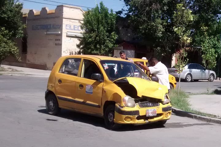 Colisión. La conductora del Nissan Sentra se atravesó al paso del taxi.