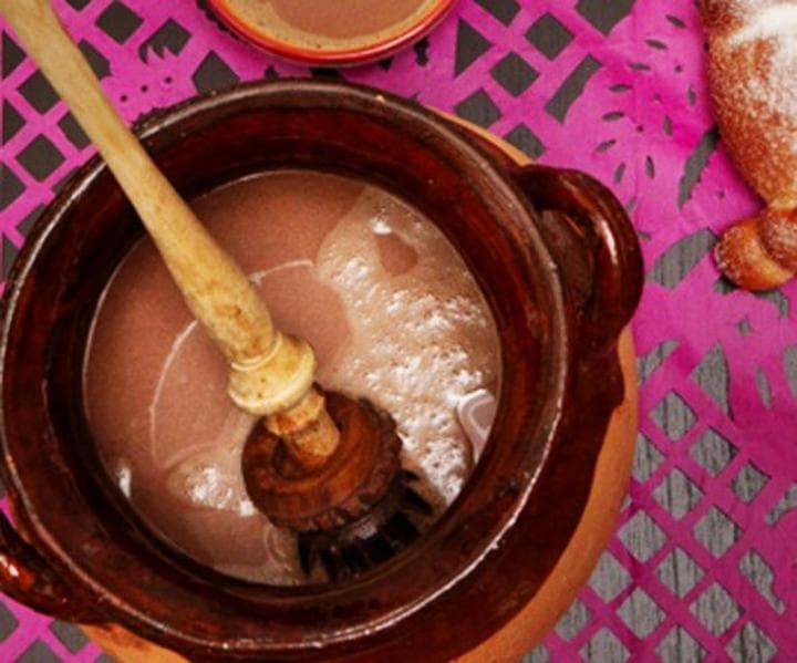 Un aromático y espeso chocolate batido a la vieja usanza, con molinillo.