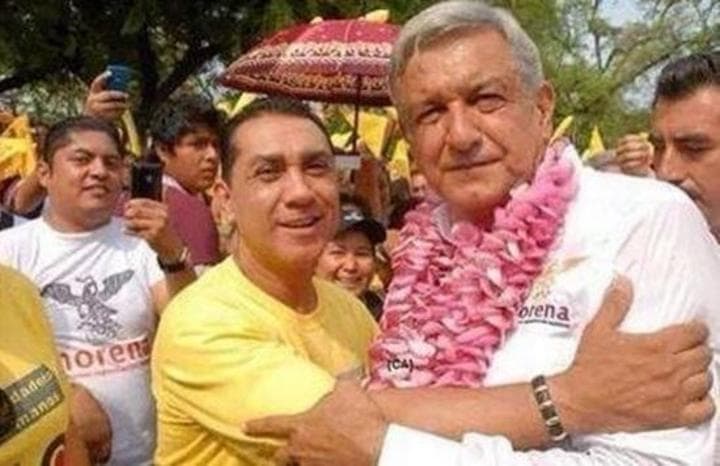 En redes sociales han aparecido fotografías de López Obrador con el ahora ex edil prófugo de Iguala. (Twitter)