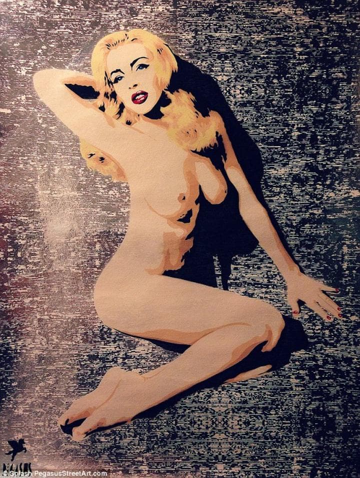 El portal del Daily Mail publica la imagen, en donde Lohan aparece totalmente desnuda, hincada de perfil y con la mano derecha detrás de su cabeza. (Imagen tomada de .dailymail.co.uk)