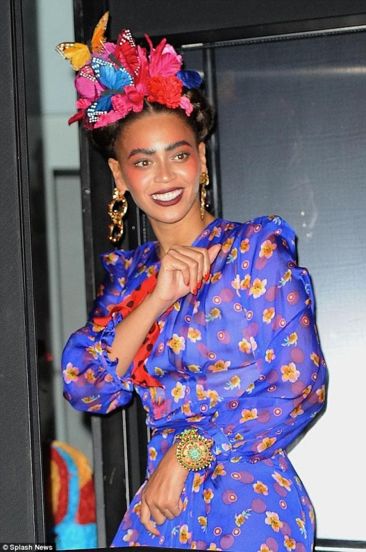 Beyoncé fue quien se robó las miradas a su llegada con su espectacular transformación en la legendaria artista mexicana. (Tomada del sitio DailyMial.co.uk)