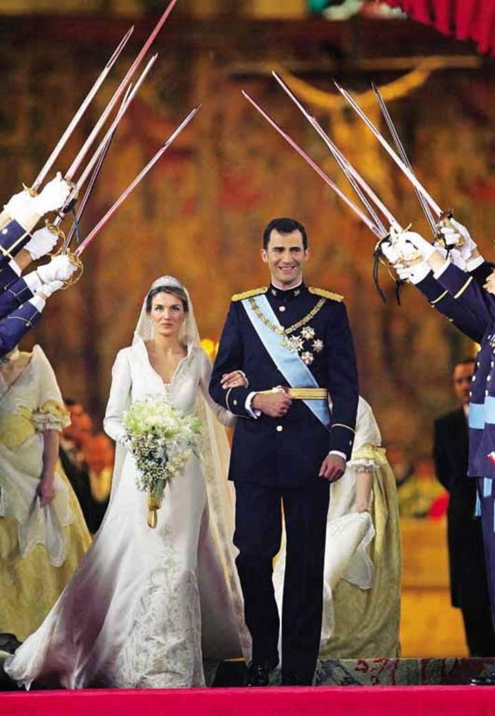 Boda del príncipe Felipe y Letizia Ortiz usando el vestido de novia diseñado por Pertegaz (Getty Images)
