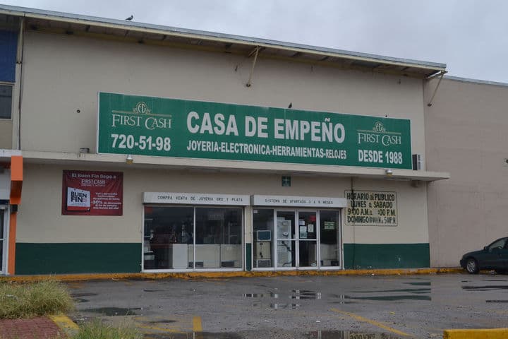 Asalto. Hombres armados asaltan negocio de empeño, se llevaron dinero en efectivo y joyería.