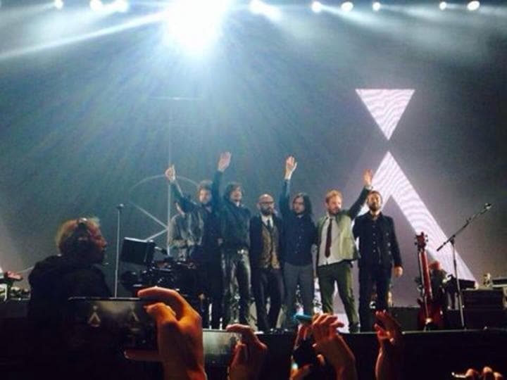 Tras haber ofrecido más de 100 conciertos en diversos países, la agrupación apareció en el escenario para iniciar la velada con temas como Sombras y Dos mil trece. (Twitter)