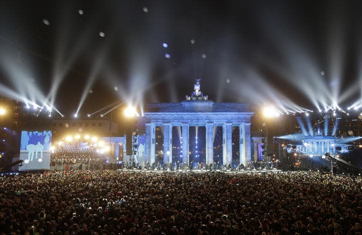 La jornada festiva culminó a las 18:20 GMT con la liberación al cielo berlinés, uno tras otro, de los 7,000 globos luminosos distribuidos a lo largo de 15 kilómetros de lo que fue el trazado del muro, y el cuarto movimiento de la Novena Sinfonía de Beethoven, interpretada por la Staatskapelle y dirigida por Daniel Barenboim. (AP)