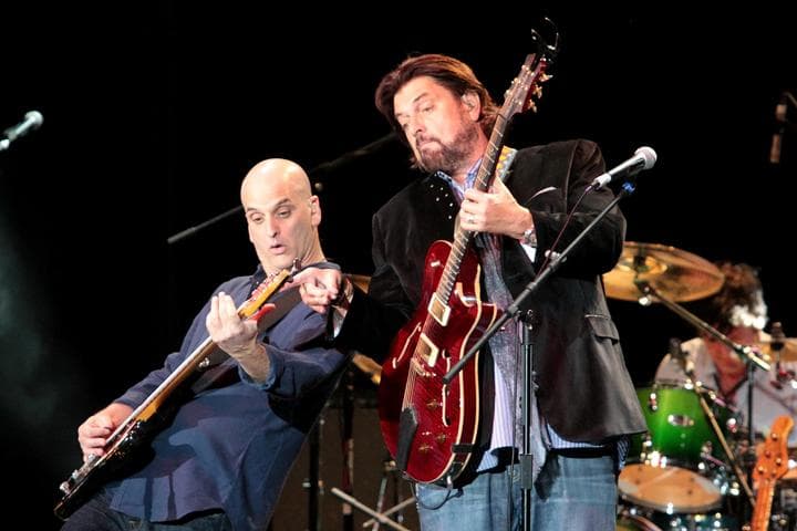 Alan Parsons apareció en el estrado para saludar al público e inyectar altas dosis de rock progresivo a través del sonido de las guitarras, la batería, los teclados y, por su puesto, su voz y la del cantante P.J. Olsson. (Notimex)