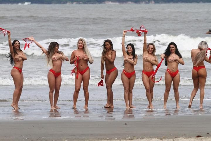 Las participantes de Miss Bumbum decidieron posar topless a pocos días de culminar el certamen. (INTERNET)