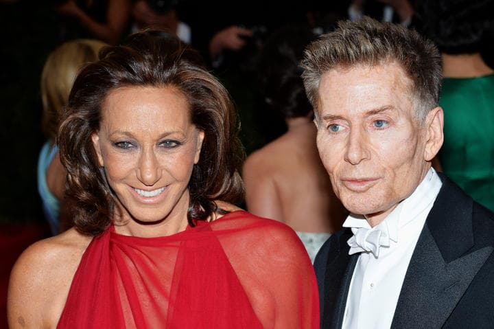 El diseñador de moda estadounidense Calvin Klein, conocido también por sus fragancias y sugerentes anuncios publicitarios, festeja 72 años de vida. (ARCHIVO)
