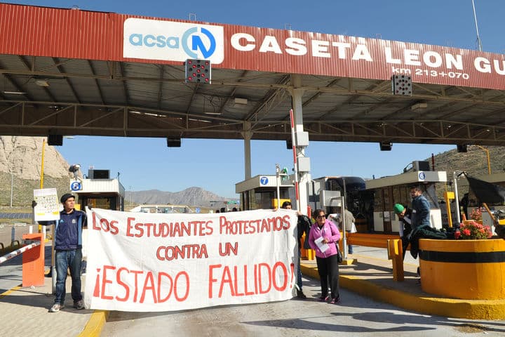 Toman. Tomaron las casetas de cobro de la autopista León Guzmán este 20 de noviembre. (EL SIGLO DE TORREÓN)