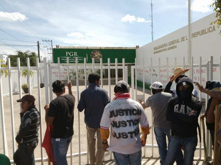 Afuera de las instalaciones de la PGR, los maestros realizan un mitin informativo, en el cual resaltan la principal exigencia que es la presentación con vida de los desaparecidos. (El Universal)