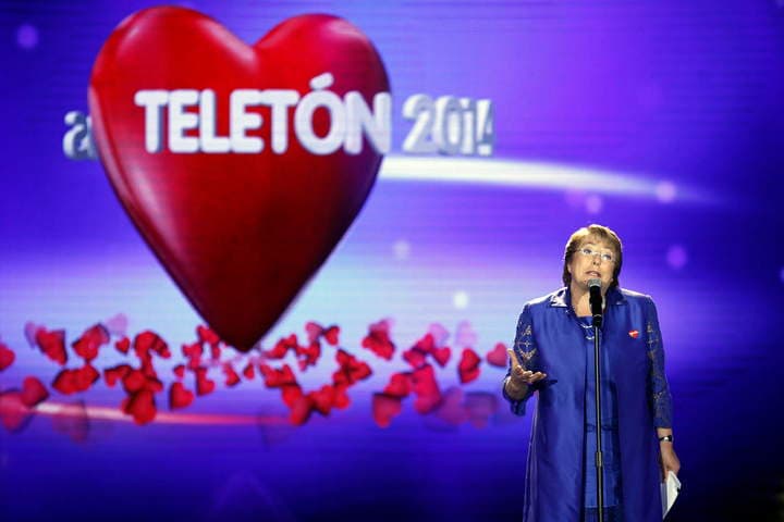 El momento fue particularmente emotivo, ya que el minuto de silencio fue rendido de pie por la presidenta Michelle Bachelet, sus ministros, autoridades militares, líderes empresariales y público en general. (EFE)