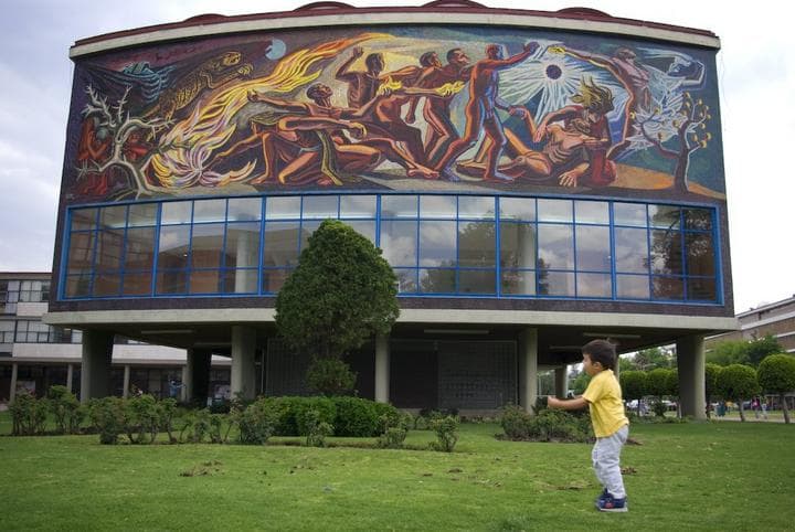 Ha sido descrito por la misma UNAM como una 'composición mítica y simbólica de la lucha del hombre por hallar una fuente vital desde el descubrimiento del fuego'. (ESPECIAL)