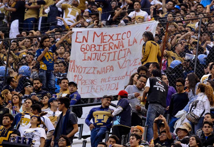 La porra de Pumas sacó una manta en referencia a los 43 estudiantes desaparecidos de Ayotzinapa. (El Universal)