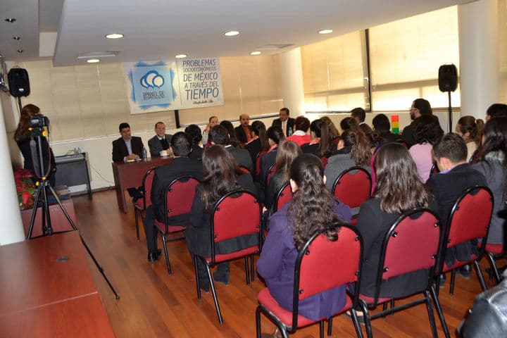 Actividad. Los alumnos de Mercadotecnia y la Universidad La Salle realizaron un panel de problemas socioeconómicos.