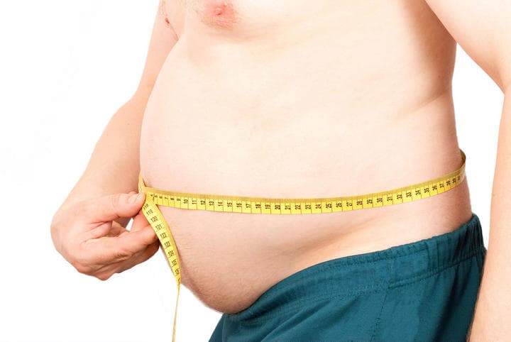 Padecer obesidad o sobrepeso, ser sedentario o bien perder peso bruscamente también influye en la flacidez abdominal, por la influencia que estos factores tienen en la piel. (ARCHIVO)