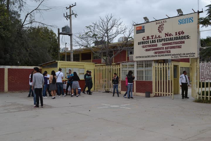 Vuelven. Alumnos regresan a su plantel.