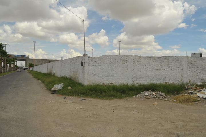 Fue a mediados del mes de julio pasado cuando se compraron cuatro hectáreas para la construcción del Hospital General, proyecto que fue una de las promesas del gobernador Jorge Herrera Caldera y que otra vez ha sido postergado. (ARCHIVO)